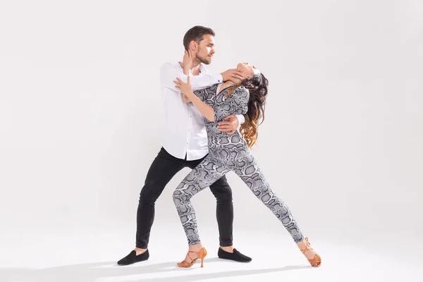 Jovem casal amor dançando social danse kizomba ou bachata sobre fundo branco com espaço de cópia — Fotografia de Stock