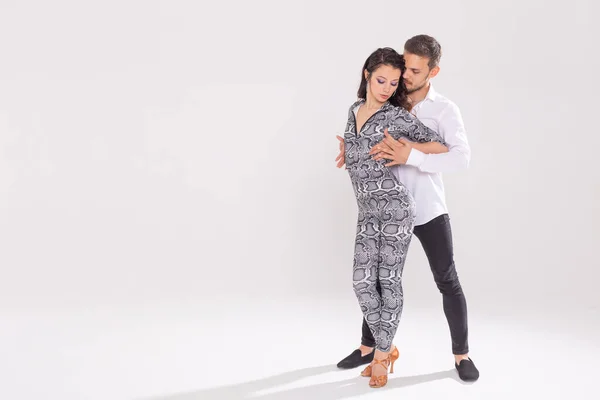 Jovem casal amor dançando social danse kizomba ou bachata sobre fundo branco com espaço de cópia — Fotografia de Stock