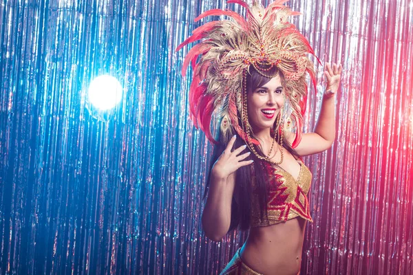 Carnaval, danser en vakantie concept-portret van een sexy vrouw in een kleurrijke weelderige carnaval Feather pak. Nachtleven van danseres — Stockfoto