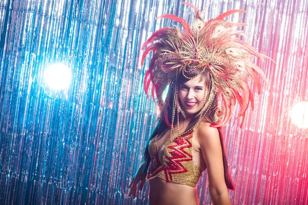 Ünnepek, party, tánc és éjszakai élet koncepció - gyönyörű nő öltözött karnevál éjszaka — Stock Fotó