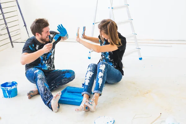Rénovation, redécoration et concept familial - Jeune couple pour peindre et s'amuser — Photo
