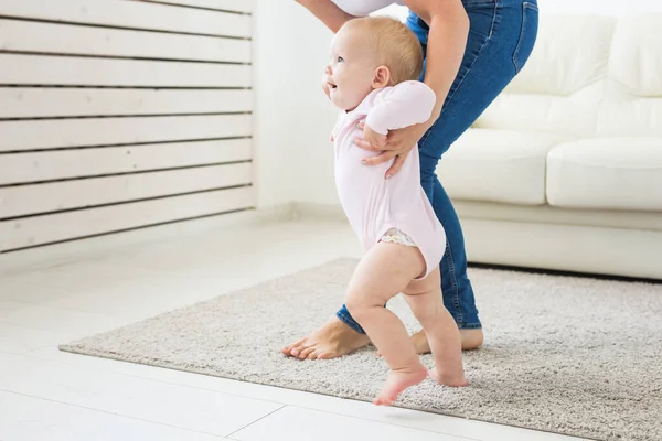 Primeiros passos. Pequena menina aprendendo a andar . — Fotografia de Stock