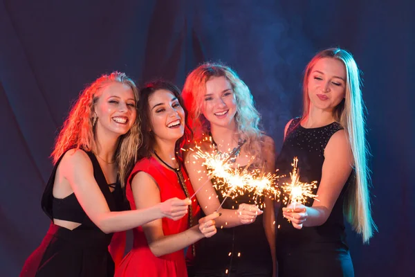 Impreza urodzinowa, koncepcja nowego roku i wakacji - Grupa przyjaciółek świętujących posiadanie ogni — Zdjęcie stockowe