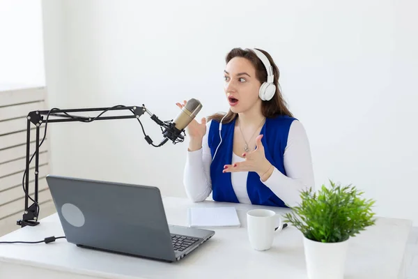Radio, blogging, concepto de podcasting - mujer joven trabajando como dj en la radio . — Foto de Stock
