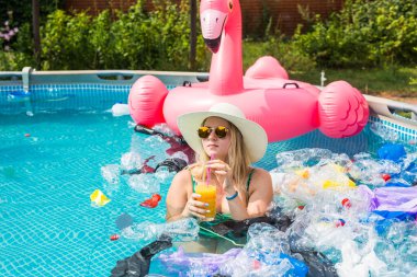 Çöp sorunu, plastik geri dönüşüm, kirlilik ve çevre kavramı - aptal kadın yüzer ve kirli bir havuzda eğlenin. Şişeler ve plastik torbalar onun yanında yüzer.