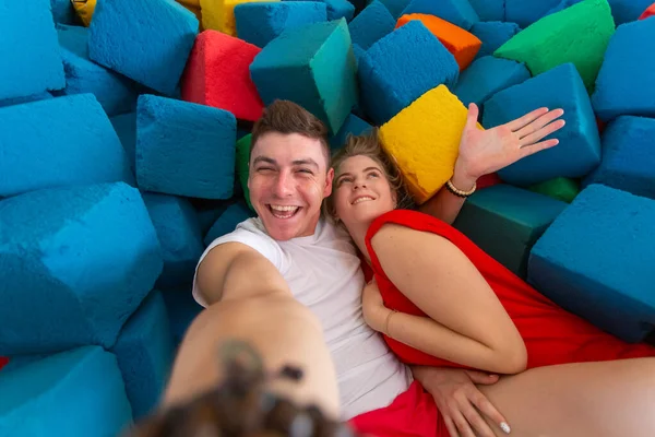 Autorretrato de divertida pareja cómica disparando selfie en trampolín — Foto de Stock