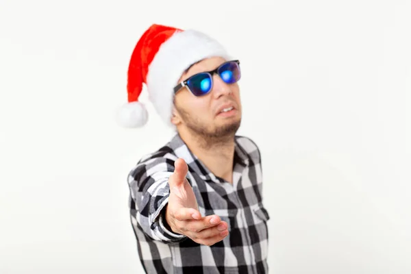 Portrait d'un jeune homme drôle en chapeau et barbe du Père Noël sur fond blanc. Noël . — Photo