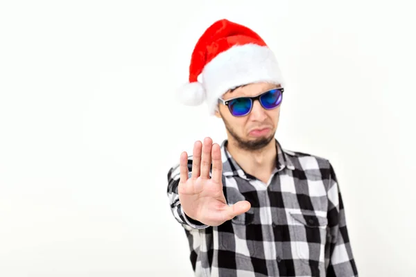 Ritratto di un giovane divertente con cappello e barba di Babbo Natale su sfondo bianco. Natale! . — Foto Stock