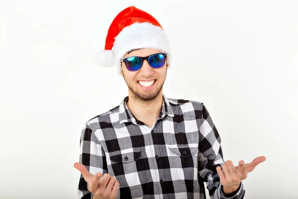 Portrét legračního mladého muže v klobouku Santa Clause a vousy na bílém pozadí. Vánoce. — Stock fotografie
