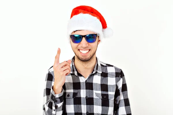 Retrato de un joven divertido con sombrero y barba de Santa Claus sobre fondo blanco. Navidad . —  Fotos de Stock