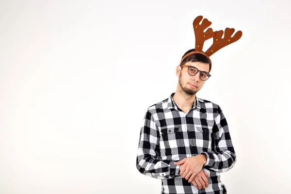 Kerst, vakantie en grappig concept - man met hertenhoorns en rudolf nous op witte achtergrond — Stockfoto