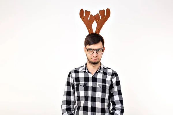 Natal, feriados e conceito engraçado - homem com chifres de veado e rudolf nous no fundo branco — Fotografia de Stock