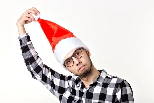 X-mas, vacaciones de invierno y el concepto de la gente - hombre divertido en sombrero de Santa Claus sobre fondo blanco — Foto de Stock