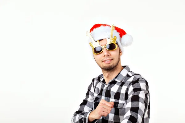 Retrato de um jovem engraçado em chapéu de Papai Noel e barba em fundo branco com espaço de cópia. Natal. . — Fotografia de Stock