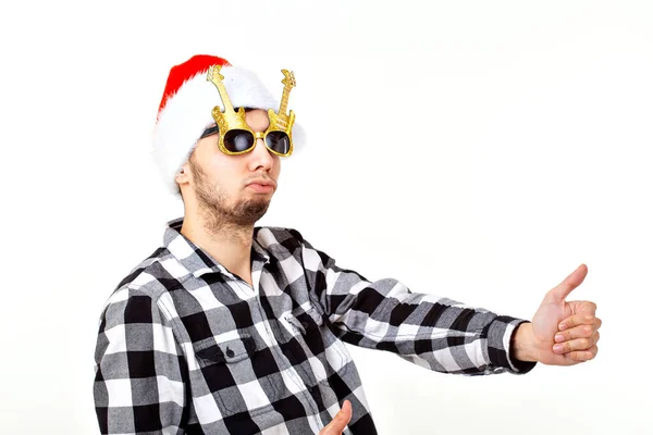 Retrato de un joven divertido con sombrero y barba de Santa Claus sobre fondo blanco. Navidad . — Foto de Stock