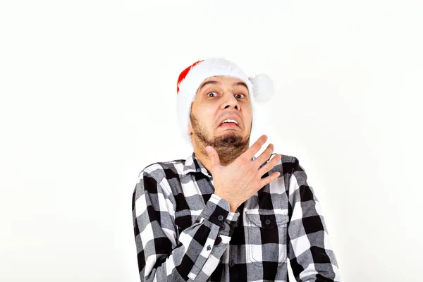 X-mas, vacaciones de invierno y el concepto de la gente - divertido hombre emocional en sombrero de Santa Claus sobre fondo blanco — Foto de Stock