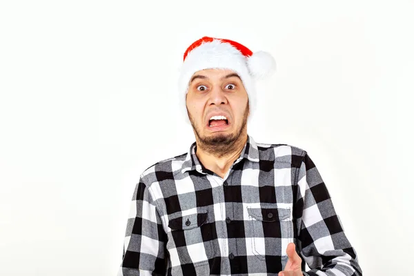 X-mas, vacanze invernali e concetto di persone - divertente uomo emotivo in cappello di Babbo Natale su sfondo bianco — Foto Stock