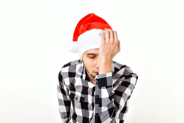 X-mas, vacaciones de invierno y el concepto de la gente - divertido hombre emocional en sombrero de Santa Claus sobre fondo blanco — Foto de Stock