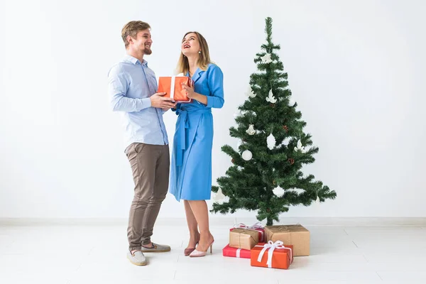 Koncepcja świąt i uroczystości - Mężczyzna daje prezent świąteczny swojej dziewczynie — Zdjęcie stockowe