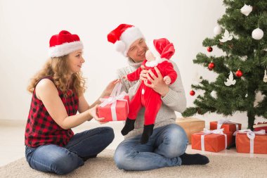 Mutlu çifte kutlama Noel birlikte evde bebekle.