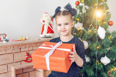 Noel hediye ile mutlu küçük şirin kız portresi