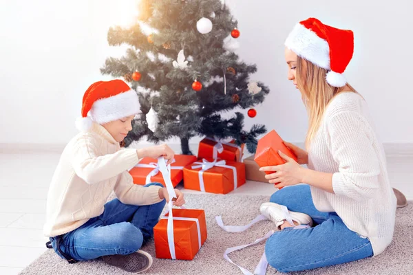 Conceito de pai solteiro e feriados - Retrato de mãe e filho celebrando o Natal em casa na véspera de Natal — Fotografia de Stock