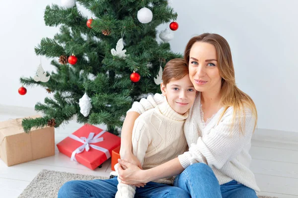 Svobodný rodič a dovolená koncept - Portrét matky a dítěte slaví Vánoce doma na Štědrý večer — Stock fotografie
