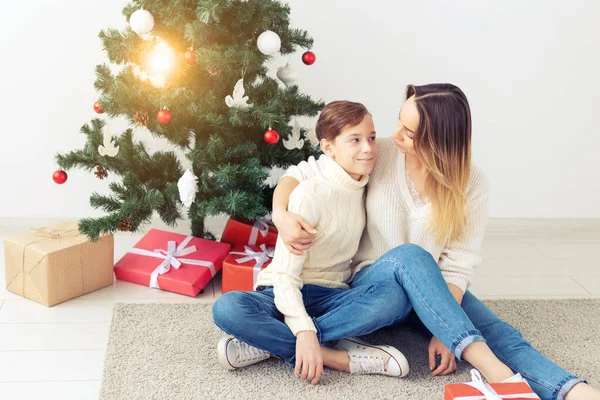 Koncepcja samotnego rodzica i święta - Portret matki i dziecka świętujących Boże Narodzenie w domu w Wigilię Bożego Narodzenia — Zdjęcie stockowe