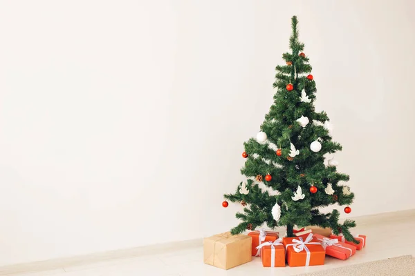 Férias e conceito de celebração - Árvore de Natal decorada em fundo branco com espaço de cópia — Fotografia de Stock