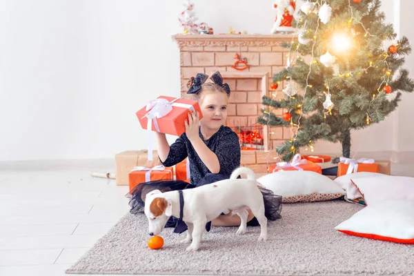 축일 과어린 시절의 컨셉 - 크리스마스 선물로 행복 한 귀여운 소녀의 초상 — 스톡 사진