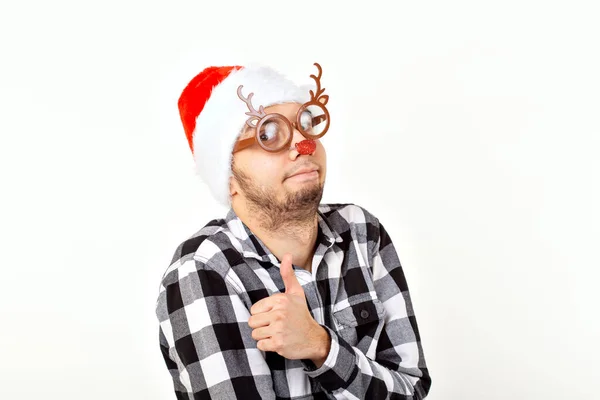 Kerst, wintervakantie en mensen concept - grappige man in kerstman hoed over witte achtergrond — Stockfoto