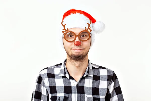 Boże Narodzenie, ferie zimowe i koncepcja ludzi - zabawny człowiek w kapeluszu Świętego Mikołaja na białym tle — Zdjęcie stockowe