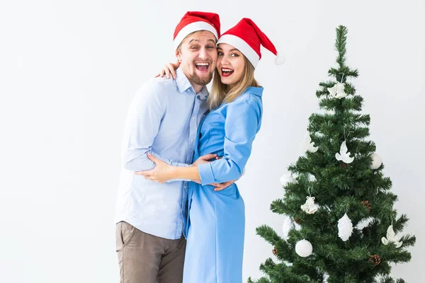Vacanze e concetto di celebrazione - Giovane coppia che celebra il Natale a casa — Foto Stock