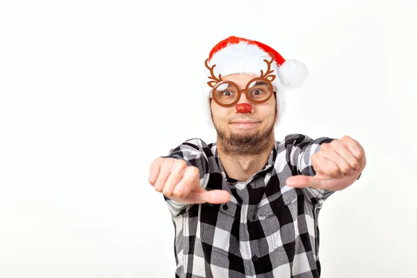 X-mas, vacaciones de invierno y el concepto de la gente - hombre divertido en sombrero de Santa Claus sobre fondo blanco — Foto de Stock