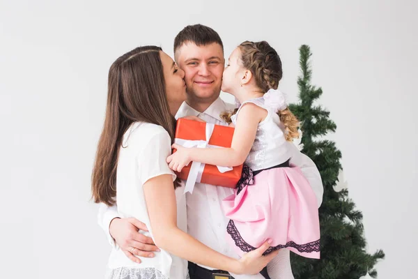 Concepto infantil, festivo y festivo - Retrato familiar de Navidad en casa sala de estar de vacaciones — Foto de Stock