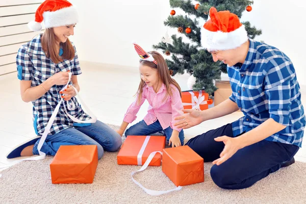 크리스마스 연휴와 선물 컨셉 - 크리스마스에 선물을 여는 행복 한 가족의 모습 — 스톡 사진