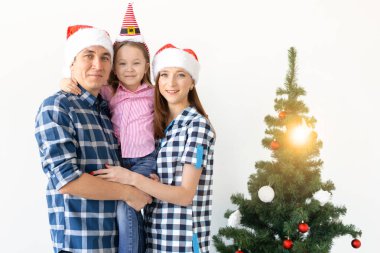 Tatiller, hediyeler ve noel ağacı konsepti..