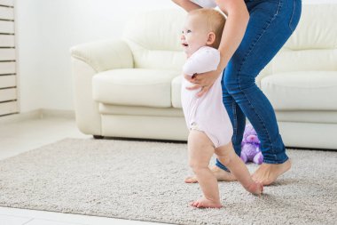 İlk adımlar. Yürümeyi öğrenme küçük bebek kız.
