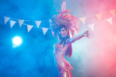 Tatiller, parti, dans ve gece hayatı konsepti. Karnaval gecesi için giyinmiş güzel bir kadın.