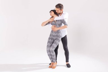 Sosyal dans, bachata, kizomba, zouk, tango kavramı - adam kopya alanı ile beyaz arka plan üzerinde dans ederken kadın hugs