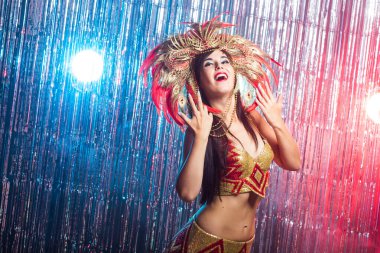 Karnaval, dansçı ve tatil konsepti - Kabare takım elbise güzellik esmer kadın ve doğal tüyler ve rhinestones ile başlık.