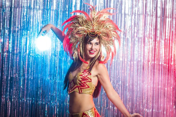 Carnaval, bailarina y concepto de vacaciones - Mujer morena de belleza en traje de cabaret y tocado con plumas naturales y pedrería . —  Fotos de Stock
