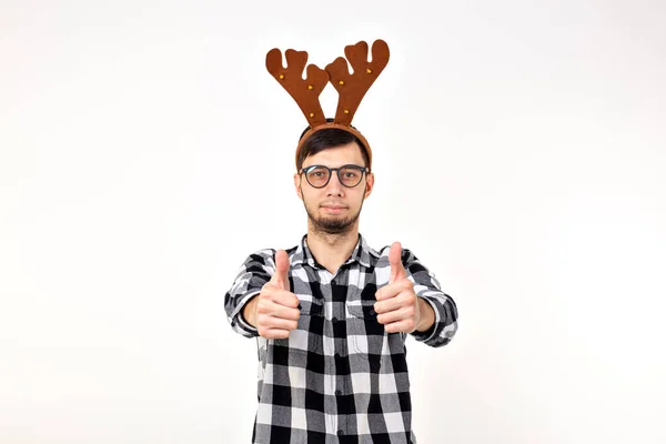 Boże Narodzenie, wakacje i zabawna koncepcja - człowiek z rogami jelenia i rudolf nous na białym tle — Zdjęcie stockowe