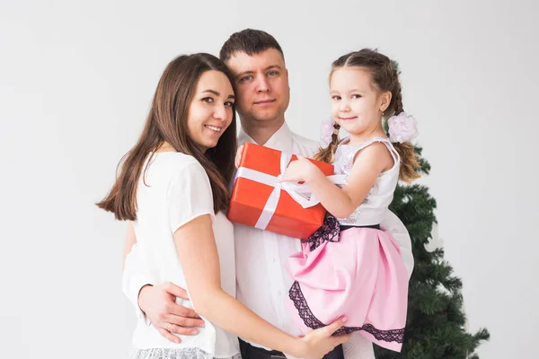 Kinder, Fest- und Urlaubskonzept - weihnachtliches Familienporträt im heimischen Ferienwohnzimmer — Stockfoto