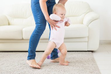 Evde anneler yardım ile ilk adımları atıyor Bebek