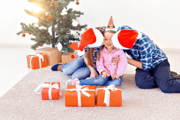休日とお祝いのコンセプト-クリスマスツリーによる幸せな家族の肖像画 — ストック写真
