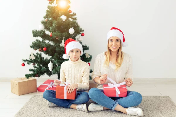 Koncepcja samotnego rodzica i święta - Portret matki i syna świętujących Boże Narodzenie w domu w Wigilię Bożego Narodzenia — Zdjęcie stockowe