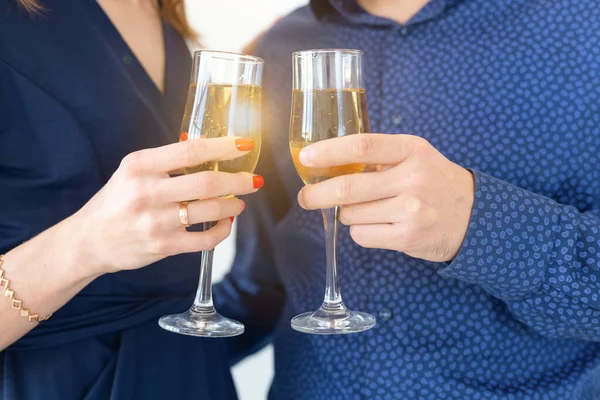 Close-up de homem e mulher comemorando a festa de Natal ou Ano Novo com copos de champanhe . — Fotografia de Stock