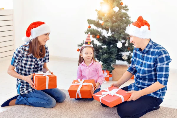 Svátky a prezentuje koncept - Portrét šťastné rodiny otevírání dárky na Vánoce — Stock fotografie