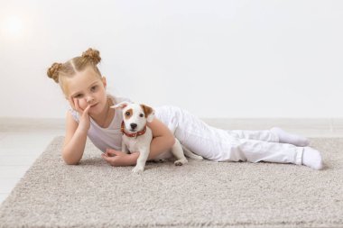 insanlar, çocuk ve pets kavramı - sevimli köpek Jack Russell Terrier ile yerde yatarken küçük çocuk kız
